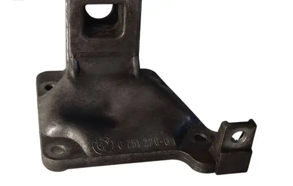 BMW 5 E39 Engine mounting bracket 6751226