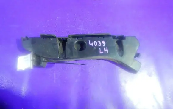 Seat Ibiza IV (6J,6P) Front bumper mounting bracket 6J8807375