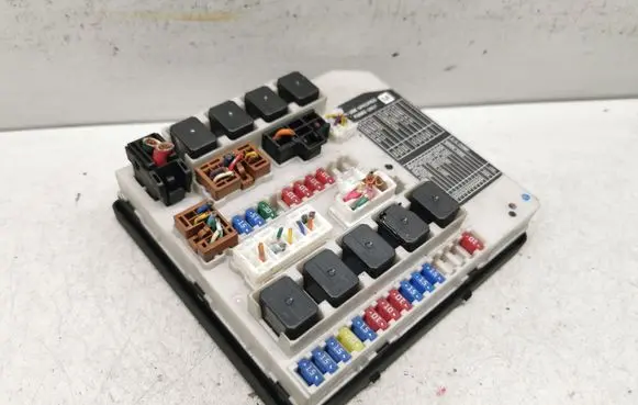 Nissan X-Trail T30 Fuse module