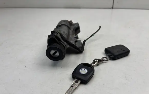 Volkswagen Polo Ignition lock 4B0905851C