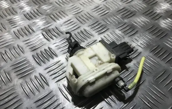 Volkswagen PASSAT B4 Central locking vacuum pump 3a0862153b
