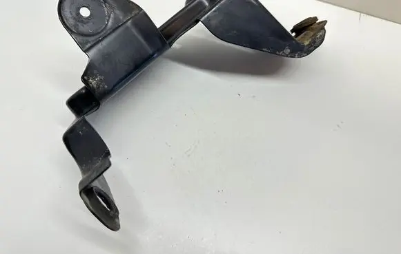 Audi A4 S4 B7 8E 8H Intercooler pipe mounting bracket 8E0145813F