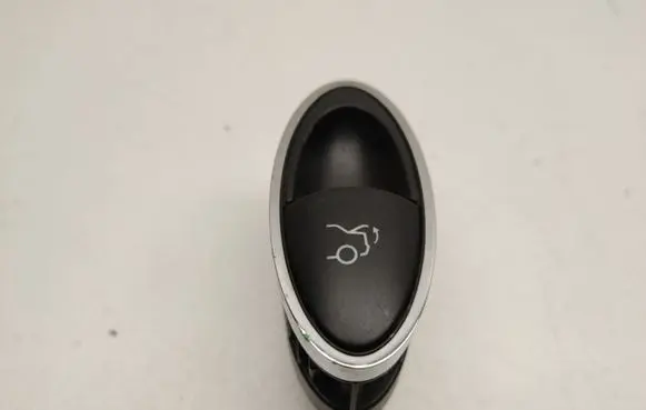 Mercedes-Benz CLS C219 Tailgate opening switch A2118210379