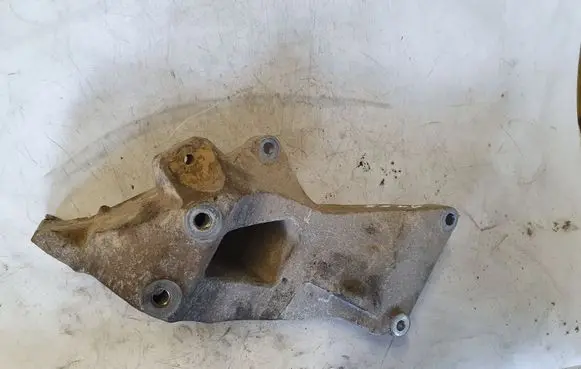 Land Rover Discovery 3 - LR3 Engine mounting bracket 4H20102391