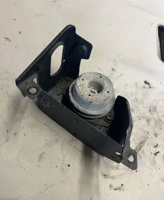 Peugeot 607 Engine mount bracket