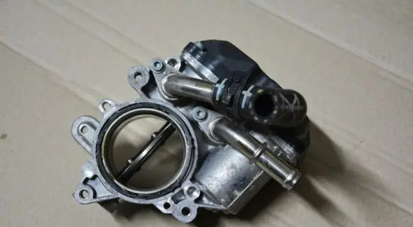Volkswagen Golf VII Throttle body valve 04L128063H