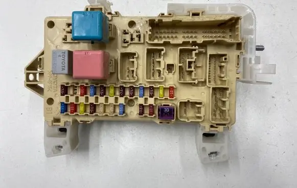 Toyota Corolla Verso AR10 Fuse module 892210F010 4141957109 08040421473503