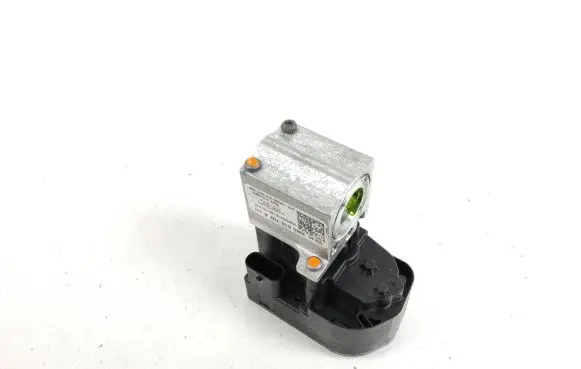 Porsche Taycan 9J1 Air conditioning (A/C) expansion valve 4M0816702A