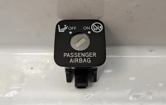 Toyota Avensis T270 Passenger airbag on/off switch 6906505010