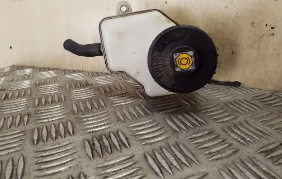 Honda CR-V Brake fluid reservoir 