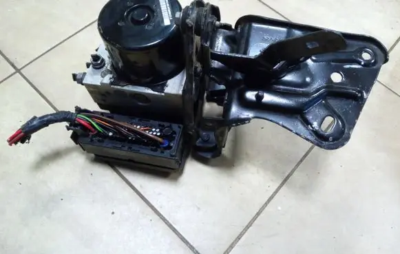 Volkswagen Golf V ABS Pump 1K0907379AH 1K0614517AS NE53407