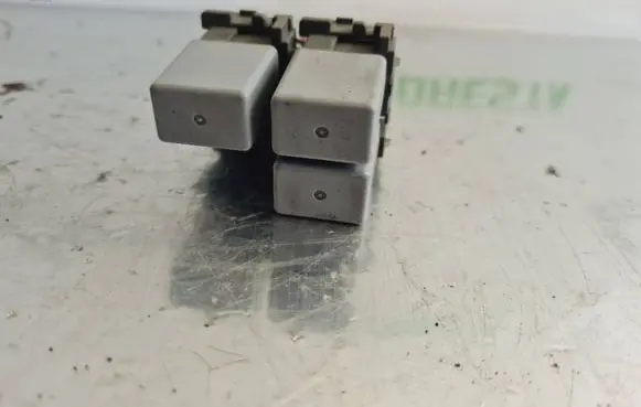 Honda CR-V Relay mounting block 