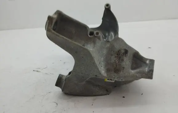 Engine mounting bracket