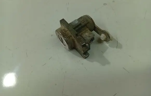 Chevrolet Captiva Front door lock (next to the handle) 
