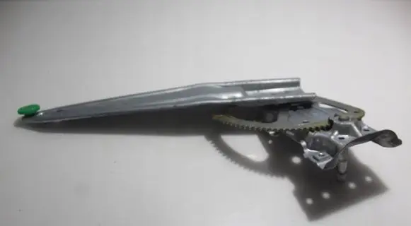 Toyota Yaris Rear window lifting mechanism without motor