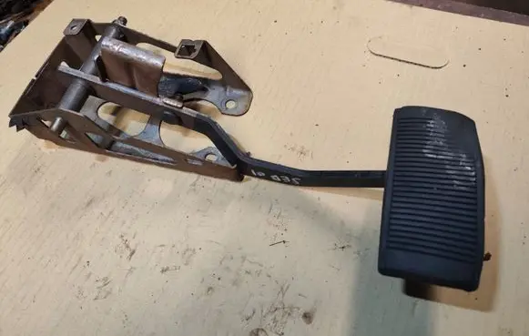 Chrysler Sebring (ST-22 - JR) Brake pedal 