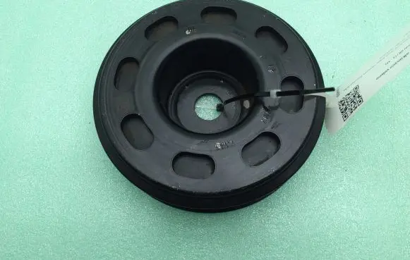Volkswagen Golf VII Crankshaft pulley 04C105243D