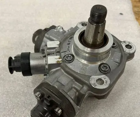Audi Q7 4M Fuel injection high pressure pump 057130755AL
