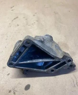Engine mounting bracket