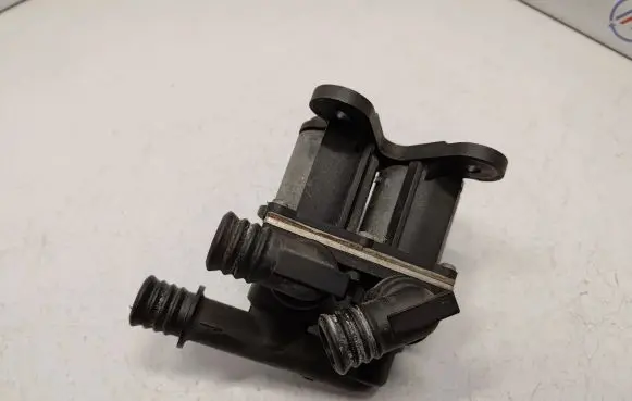 BMW 5 E34 Coolant heater control valve 1382299 64111382299 64111391958