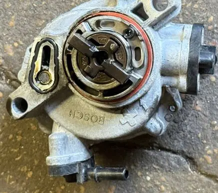 Peugeot 2008 I Vacuum pump 9804021880