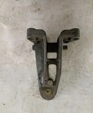 Suzuki Grand Vitara I Engine mounting bracket