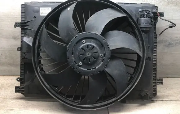 Mercedes-Benz C W204 Electric radiator cooling fan A2045000493