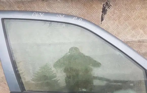 Peugeot 406 Front door window glass four-door