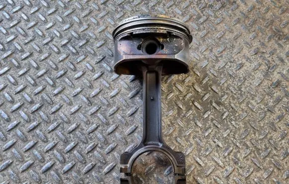 Cadillac Escalade Piston with connecting rod