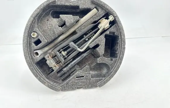 Volkswagen PASSAT B7 Tool set 1Z0012115B