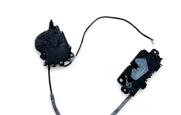 BMW M5 F90 Central locking motor C56792102 UA738356109