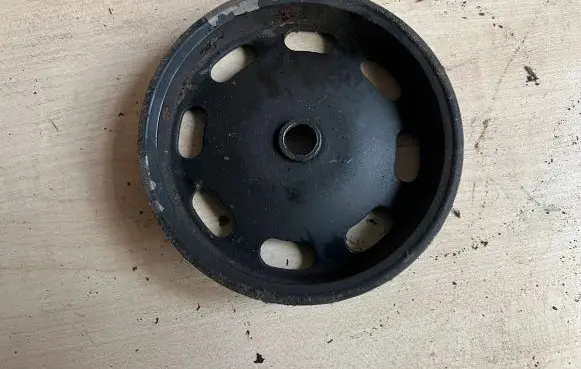 Volkswagen Golf V Crankshaft pulley 03C105255A