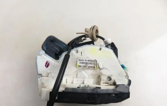 Volkswagen Jetta VI Front door lock 5K1837016D