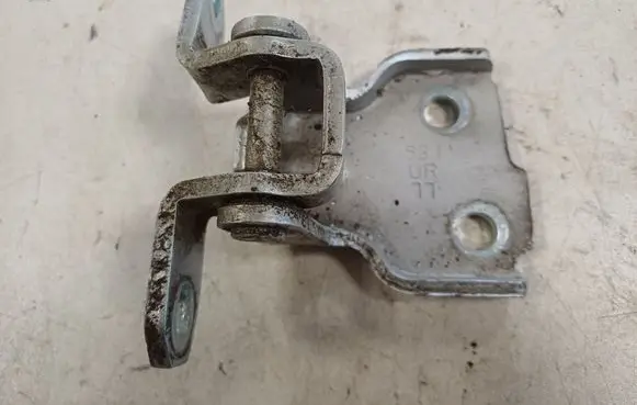 Suzuki Swift I Front door upper hinge 