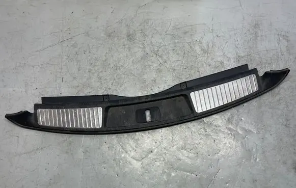 Trunk/boot sill cover protection