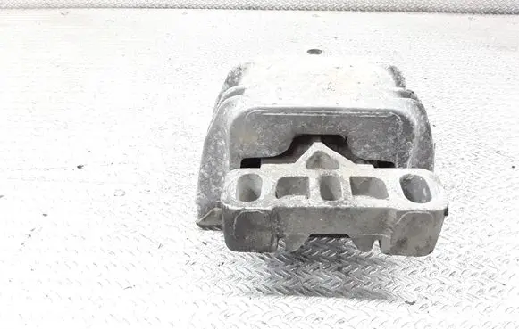 Volkswagen Golf IV Engine mount bracket