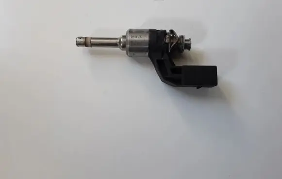 Volkswagen Golf VI Fuel injector 03C906036F