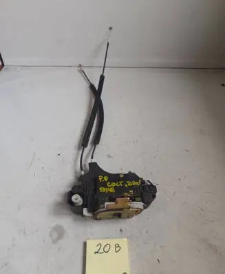 Mitsubishi Colt Front door lock 823429