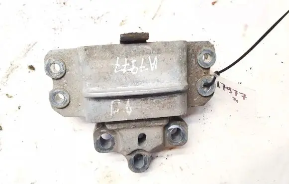 Volkswagen PASSAT B6 Engine mount bracket 3c0199969