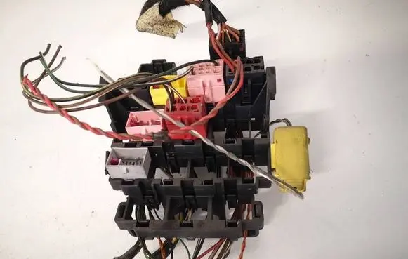 Volkswagen PASSAT B5.5 Fuse box set 8D0937545