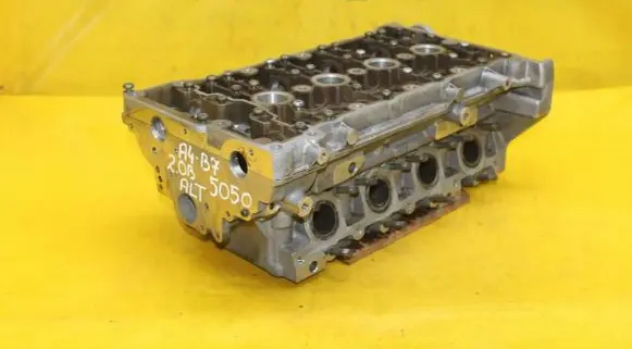 Volkswagen PASSAT B5 Engine head 06B103127M