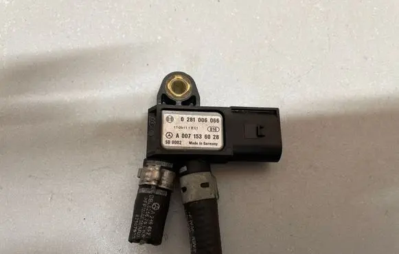 Mercedes-Benz CLA C117 X117 W117 Air pressure sensor A0071536028