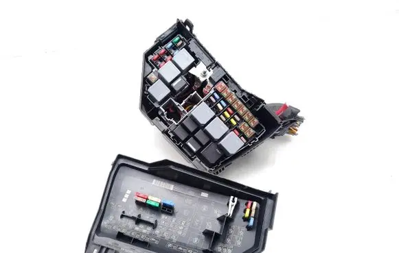 Land Rover Discovery 4 - LR4 Fuse module 6204631523