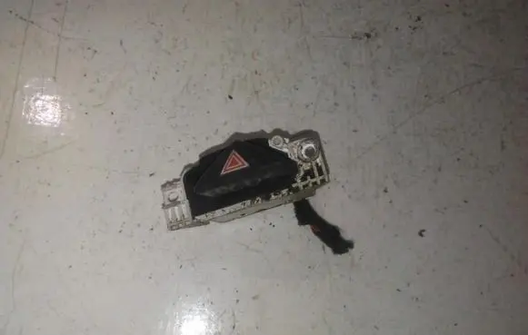 Ford Focus Hazard light switch 2m5t13a350aa