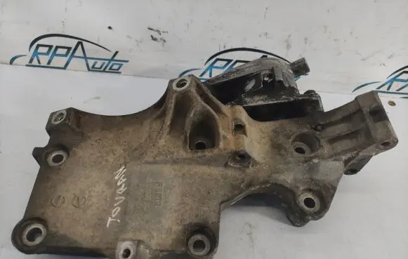 Volkswagen Touran I Engine mounting bracket 038903143A 445010
