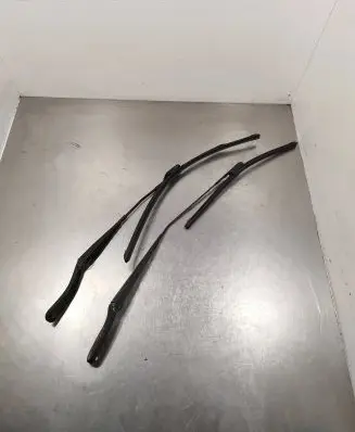 Volvo V50 Front wiper blade arm 31253996 31253997