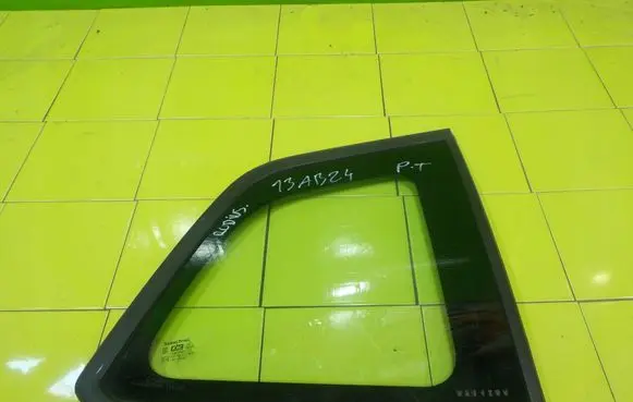 SsangYong Rodius Front triangle window/glass 