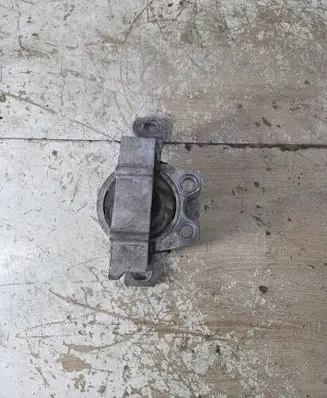 Volvo V50 Engine mount bracket