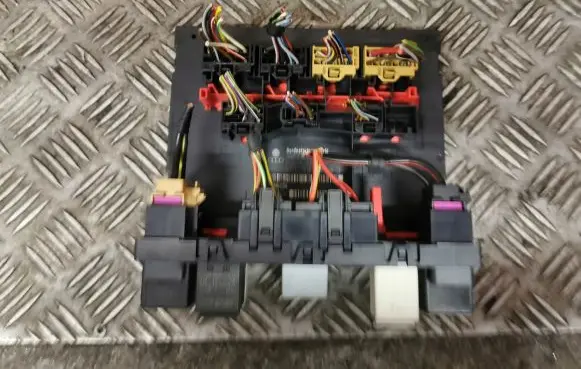 Volkswagen PASSAT B6 Fuse module 3C0937049J