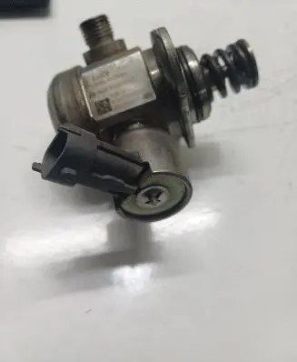 Volvo V40 Fuel injection high pressure pump 0261520077